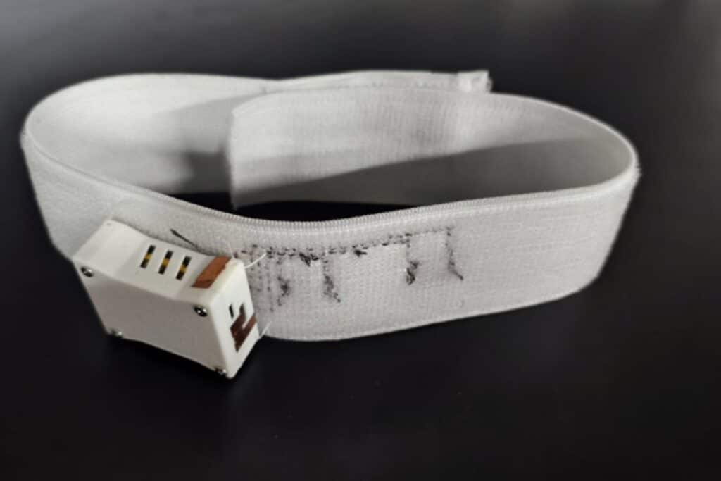 Bande élastique blanche avec capteur électronique.