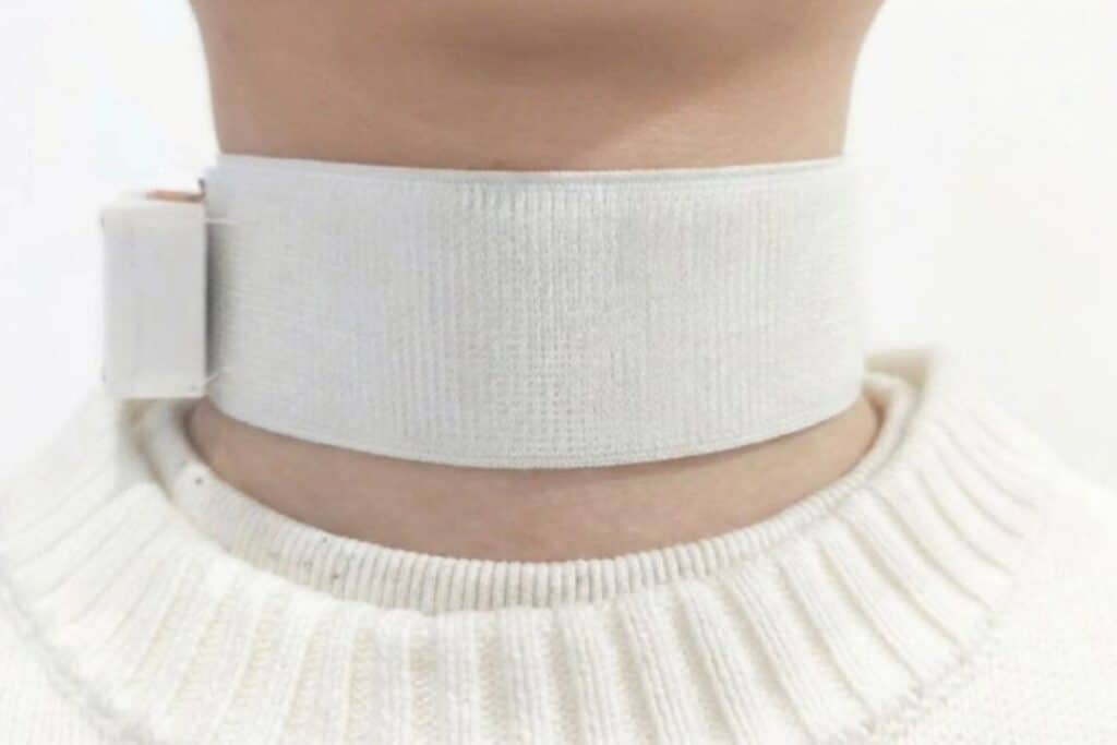 Collier blanc sur un cou.