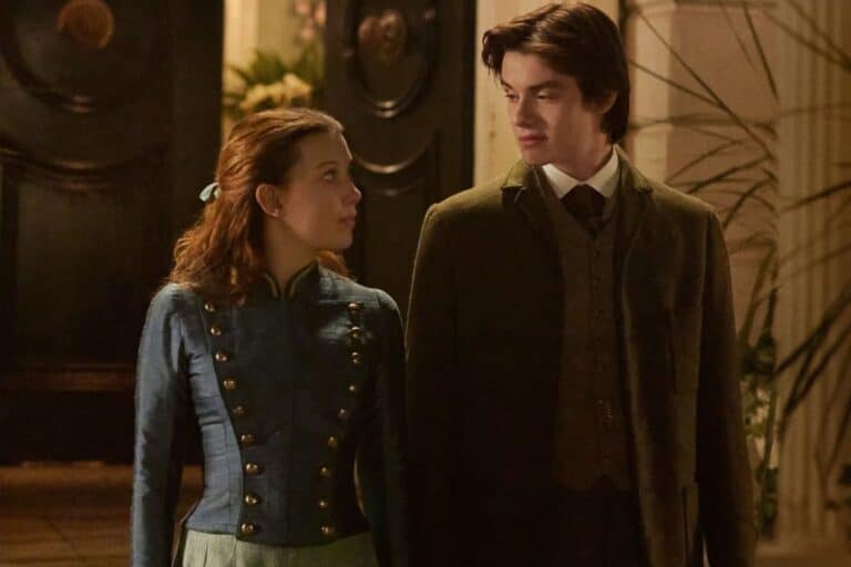 Deux personnes en tenue d'époque se regardent.