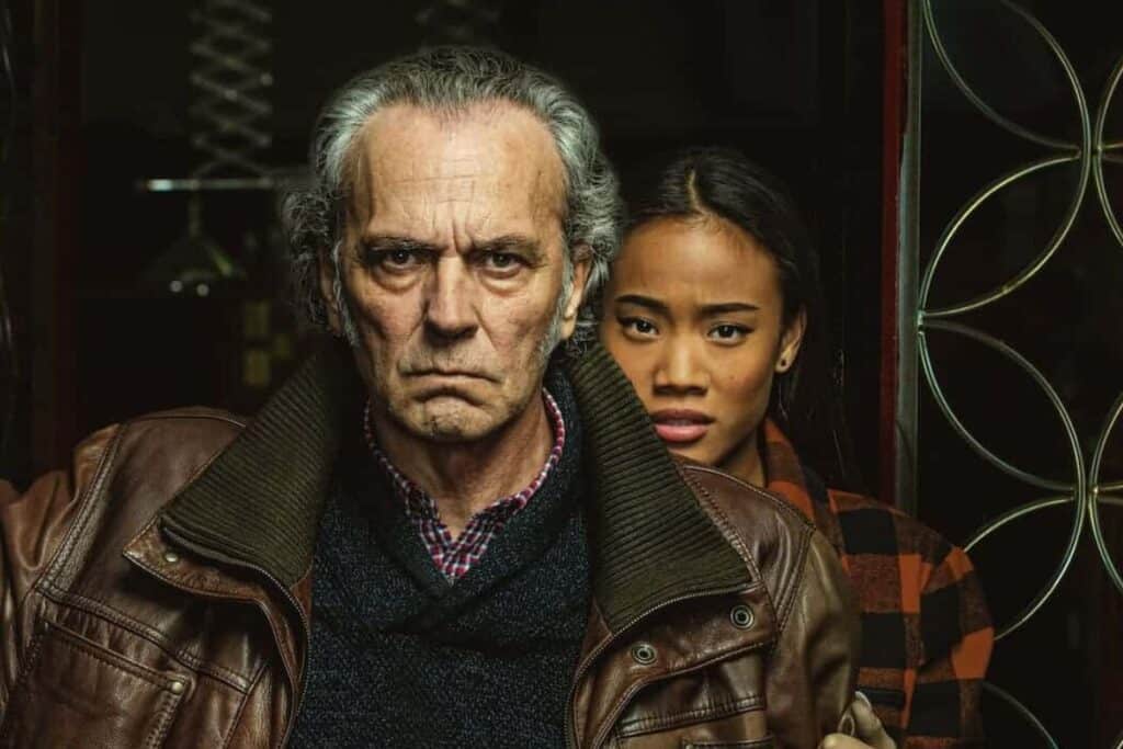 Homme et femme sérieux devant une porte.