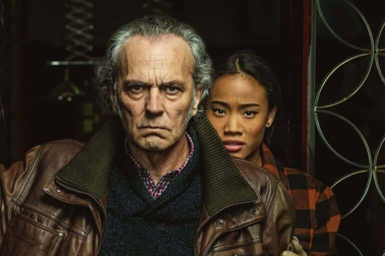 Homme et femme sérieux devant une porte.