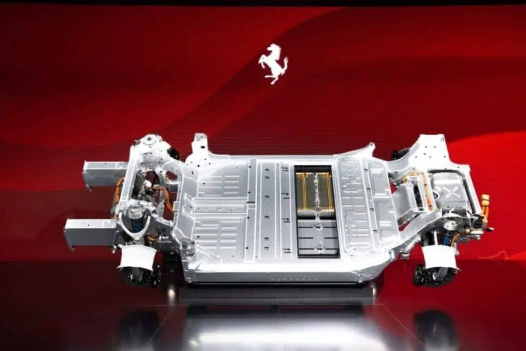 Châssis de voiture électrique sur fond rouge.