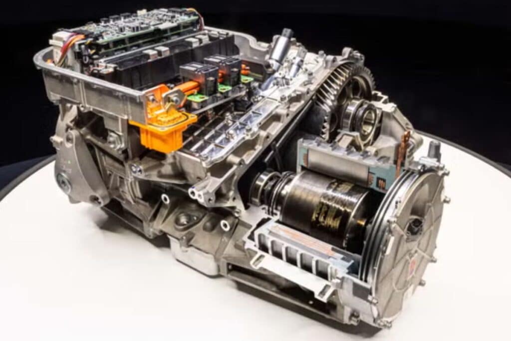 Moteur électrique sur une table blanche.