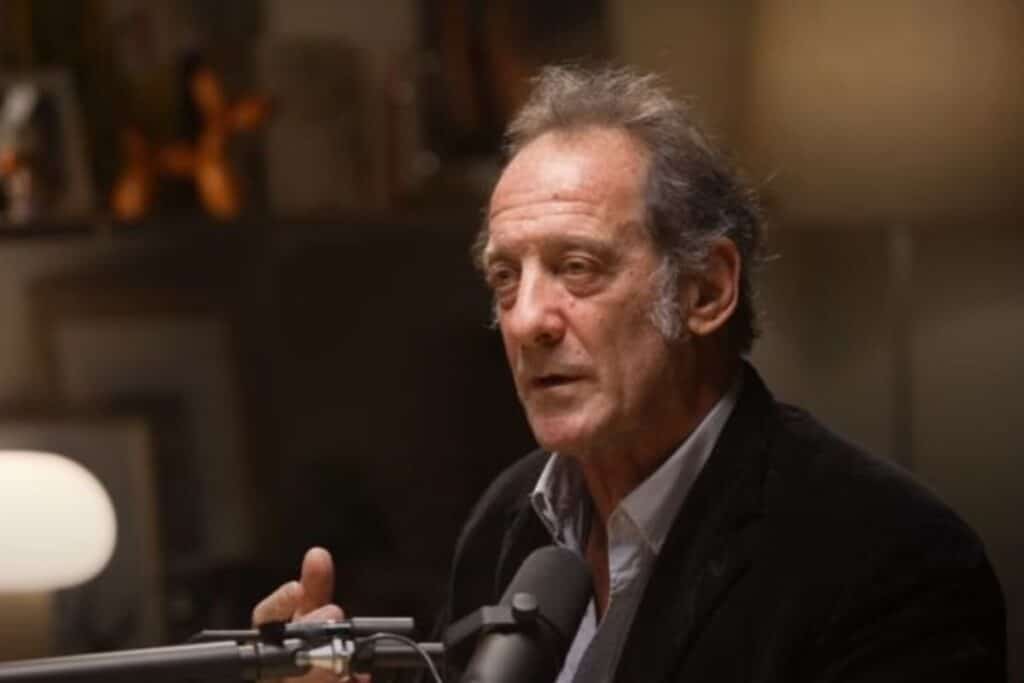 Homme parlant dans un micro pendant une interview.