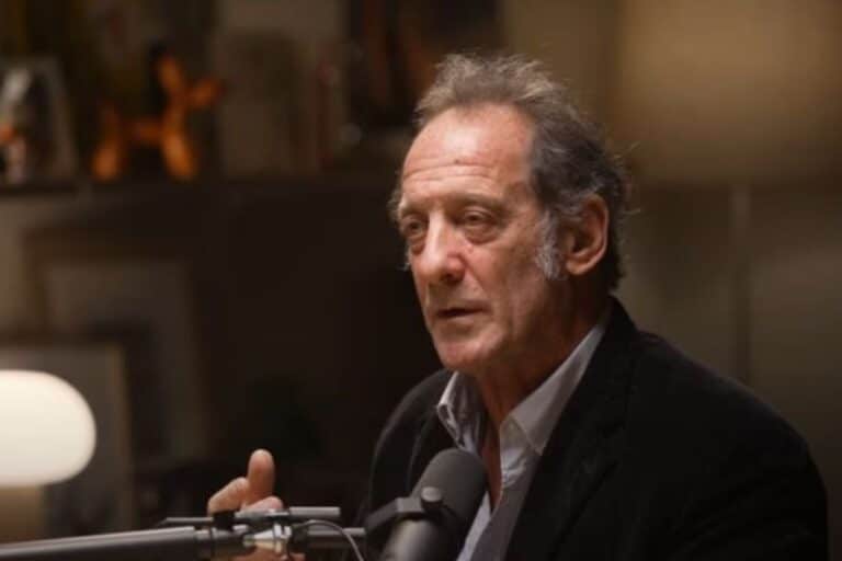 Homme parlant dans un micro pendant une interview.