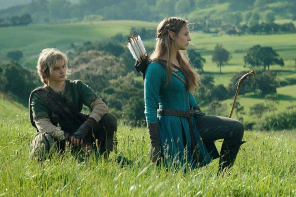 Deux elfes assis dans une prairie verdoyante.