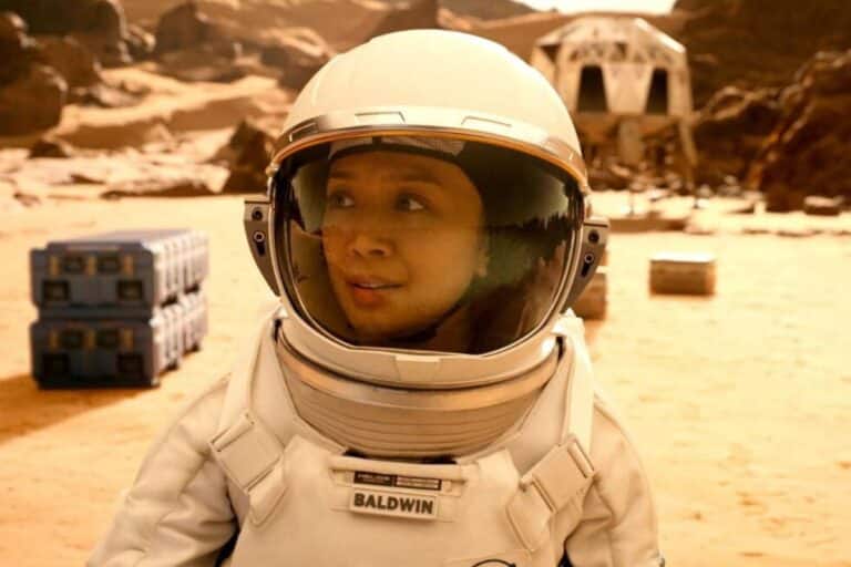 Astronaute sur une planète désertique, plateau en arrière-plan.