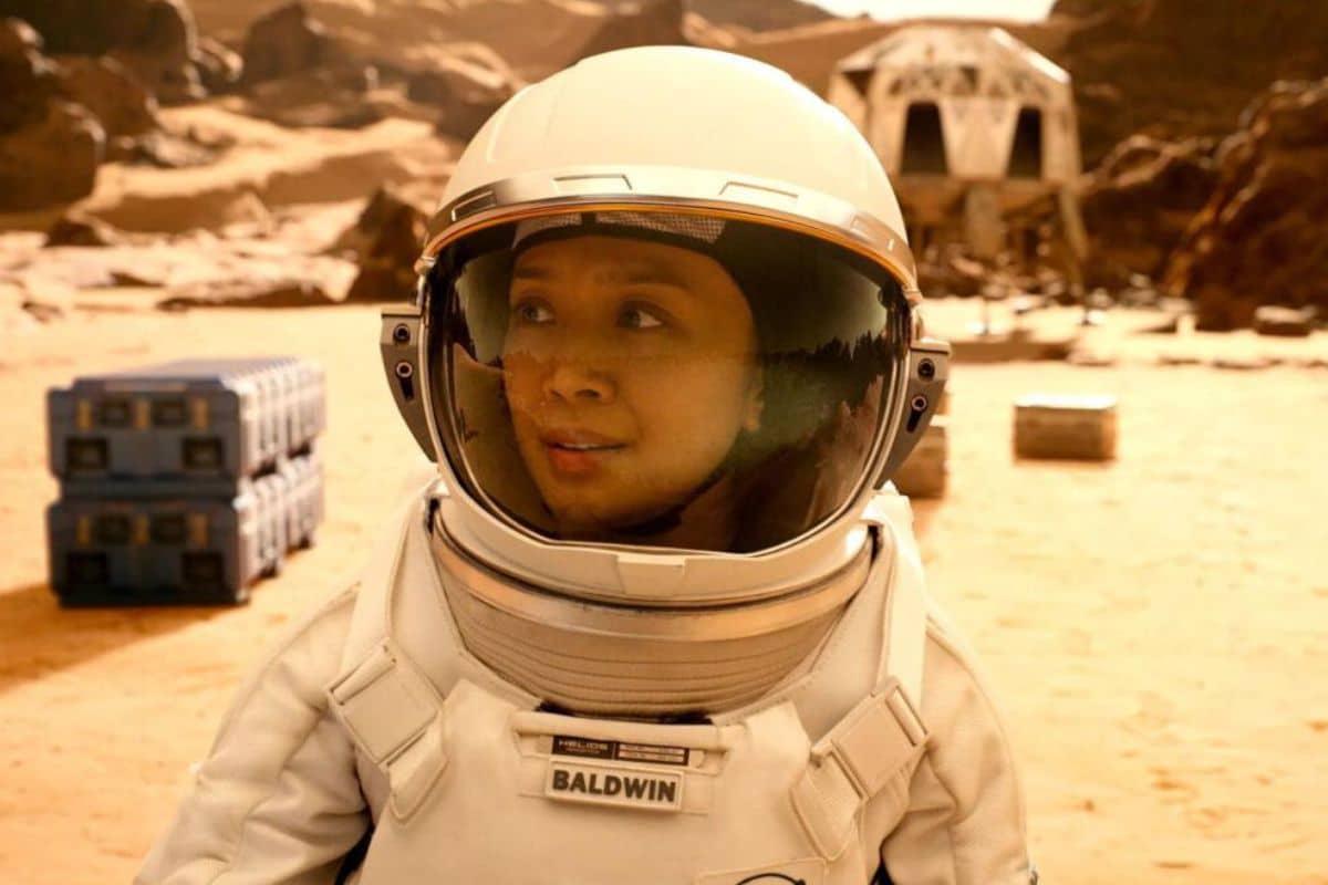 Astronaute sur une planète désertique, plateau en arrière-plan.