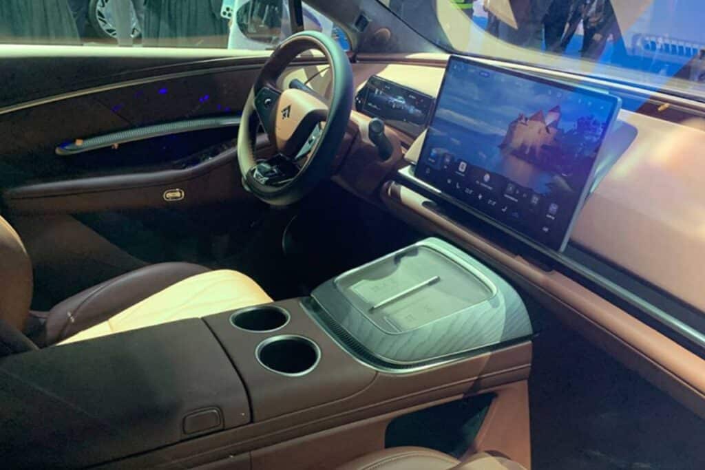Intérieur d'une voiture avec écran tactile central.