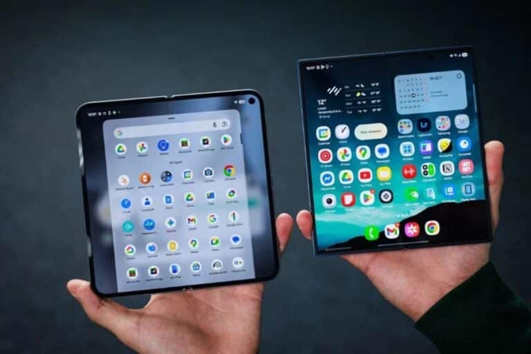 Deux tablettes pliantes avec applications affichées.