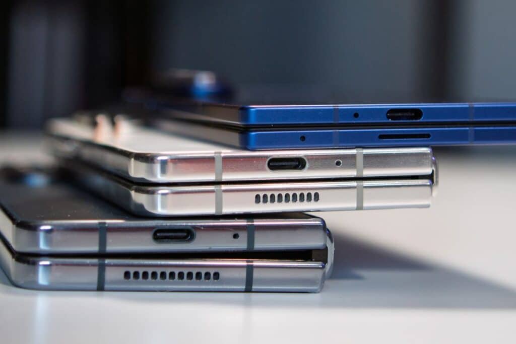 Pile de smartphones pliables sur une table.