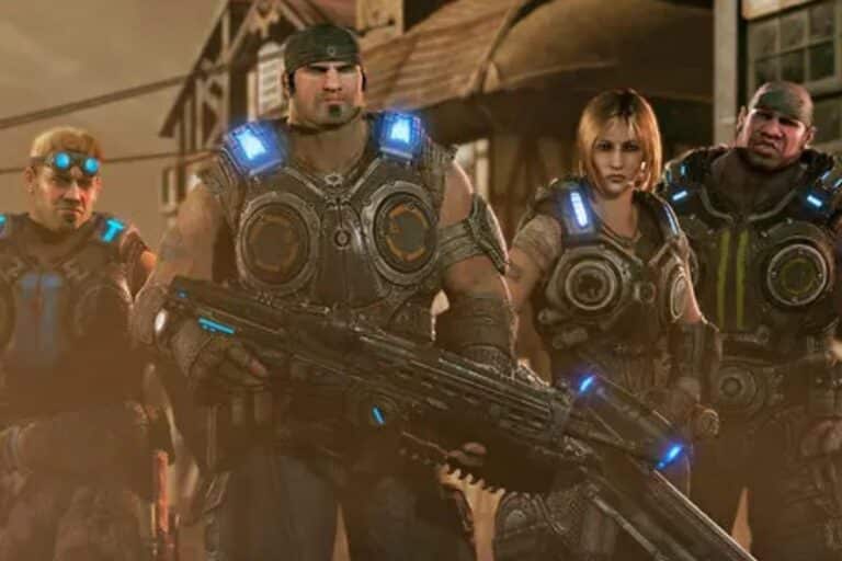 Personnages en armure futuriste avec armes.