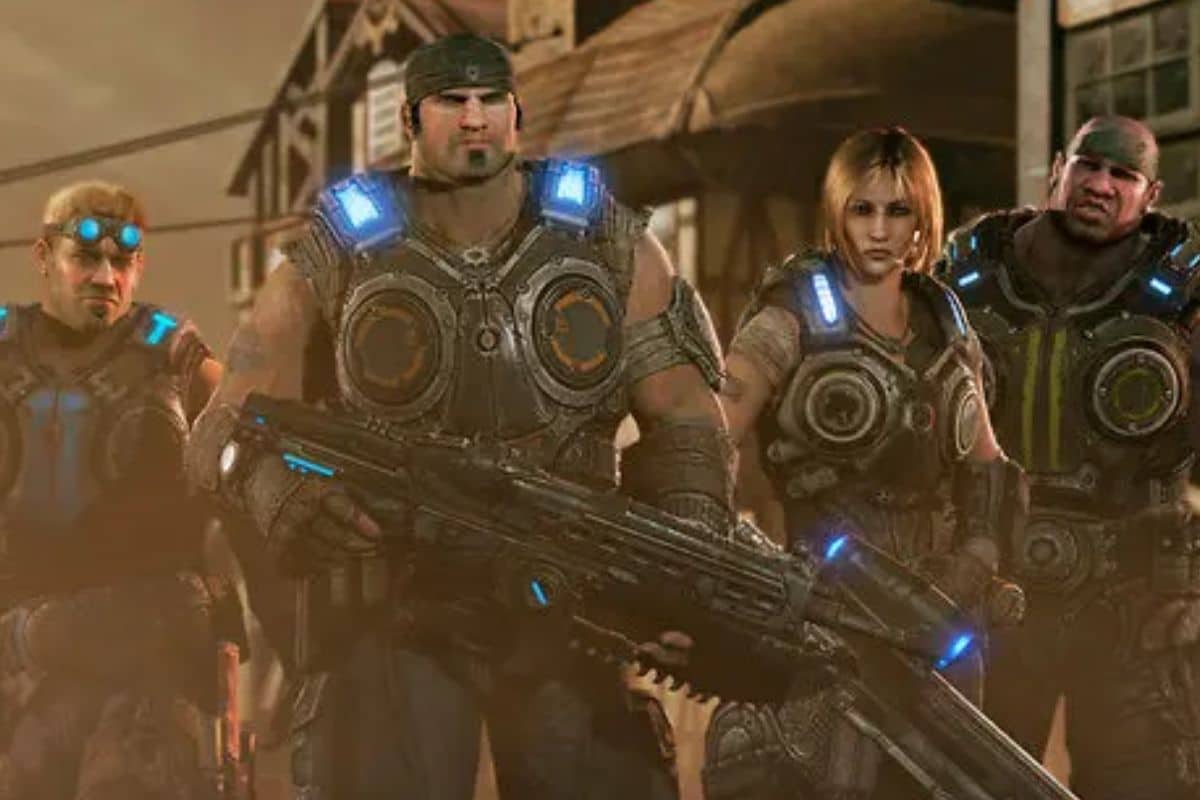 Personnages en armure futuriste avec armes.