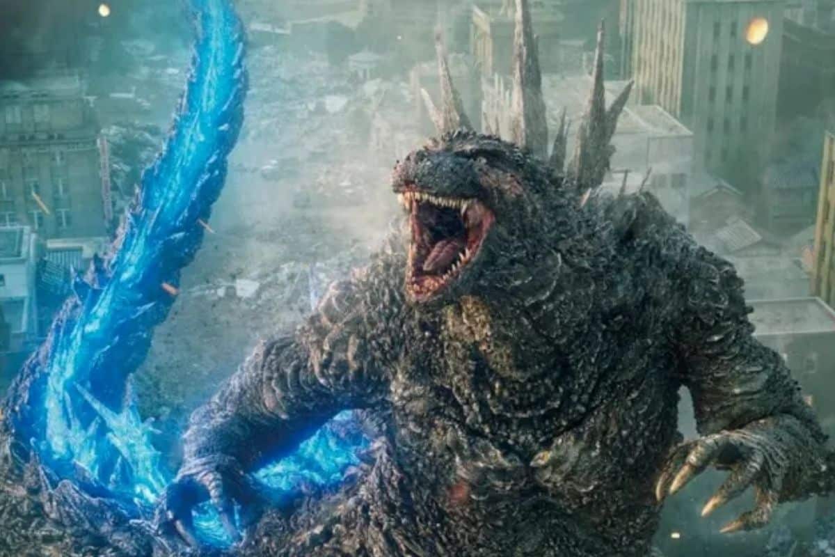 Monstre géant rugissant dans une ville en ruines.