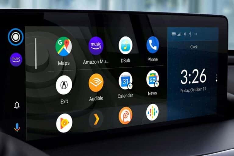 Écran affichant plusieurs applications et l'heure.