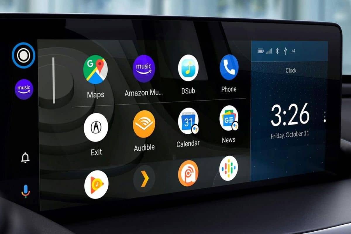 Écran affichant plusieurs applications et l'heure.