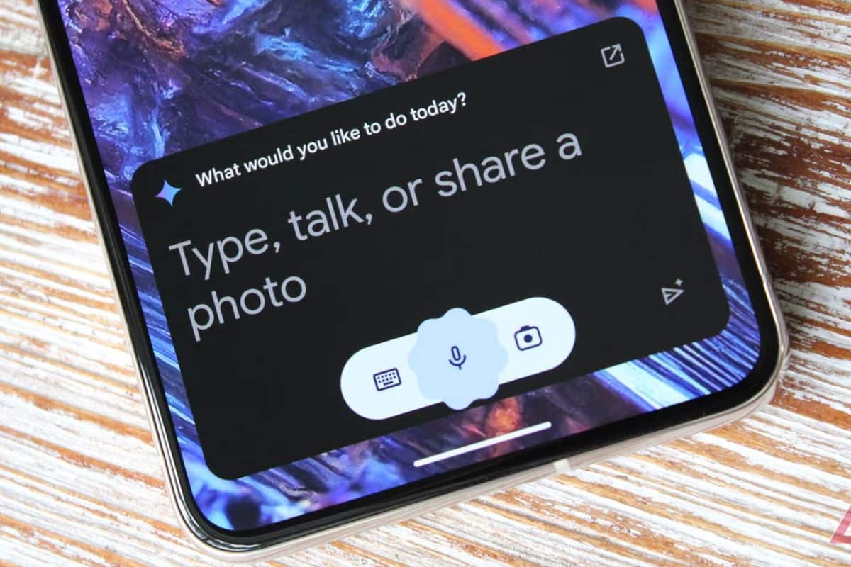 Écran de téléphone avec options d'interaction vocale.