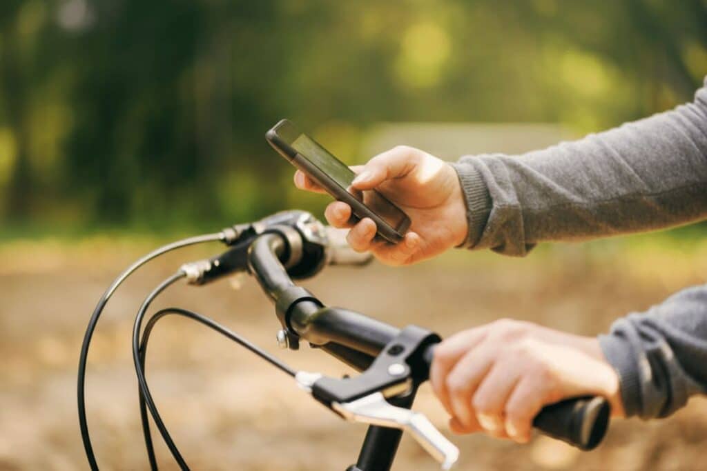 Personne utilisant téléphone en vélo