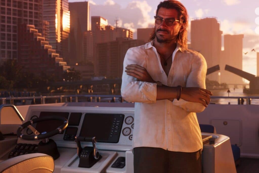 Homme sur yacht devant skyline au coucher du soleil.