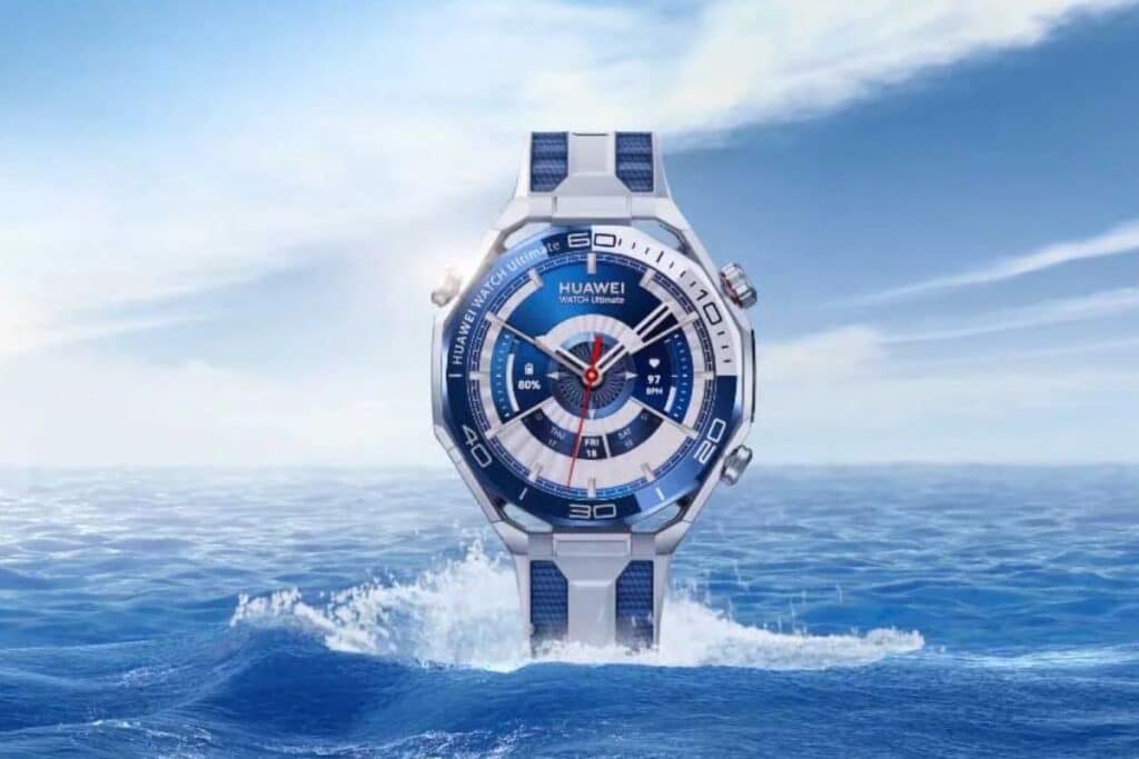 Montre bleue émergeant de l'eau.