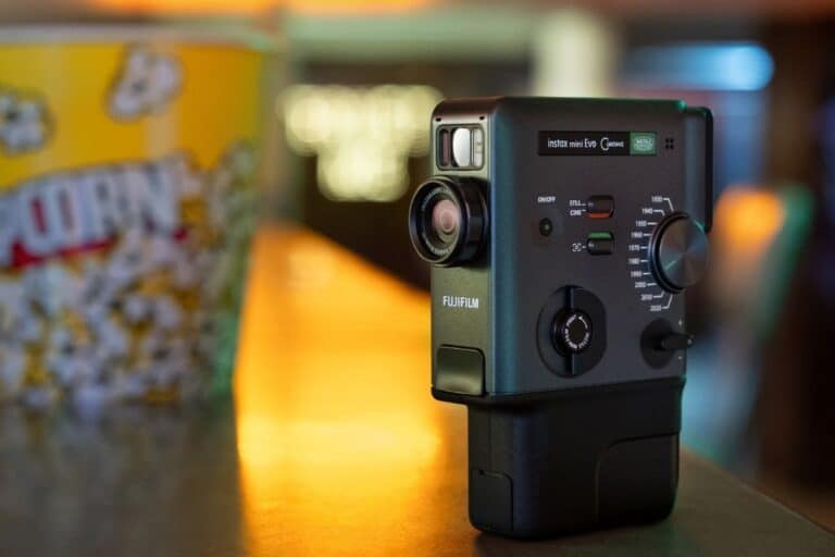 Appareil photo Fujifilm avec popcorn en arrière-plan.