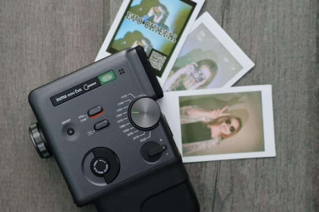 Appareil photo Instax avec deux clichés instantanés.