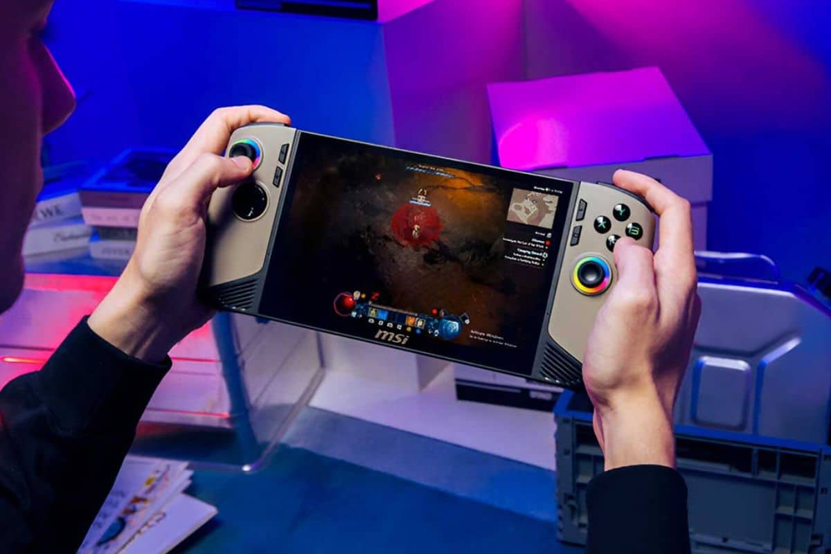 Personne jouant avec une console portable msi.