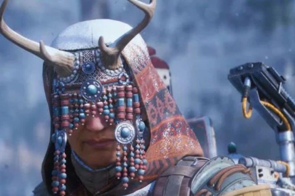 Personnage avec casque orné de perles et cornes.