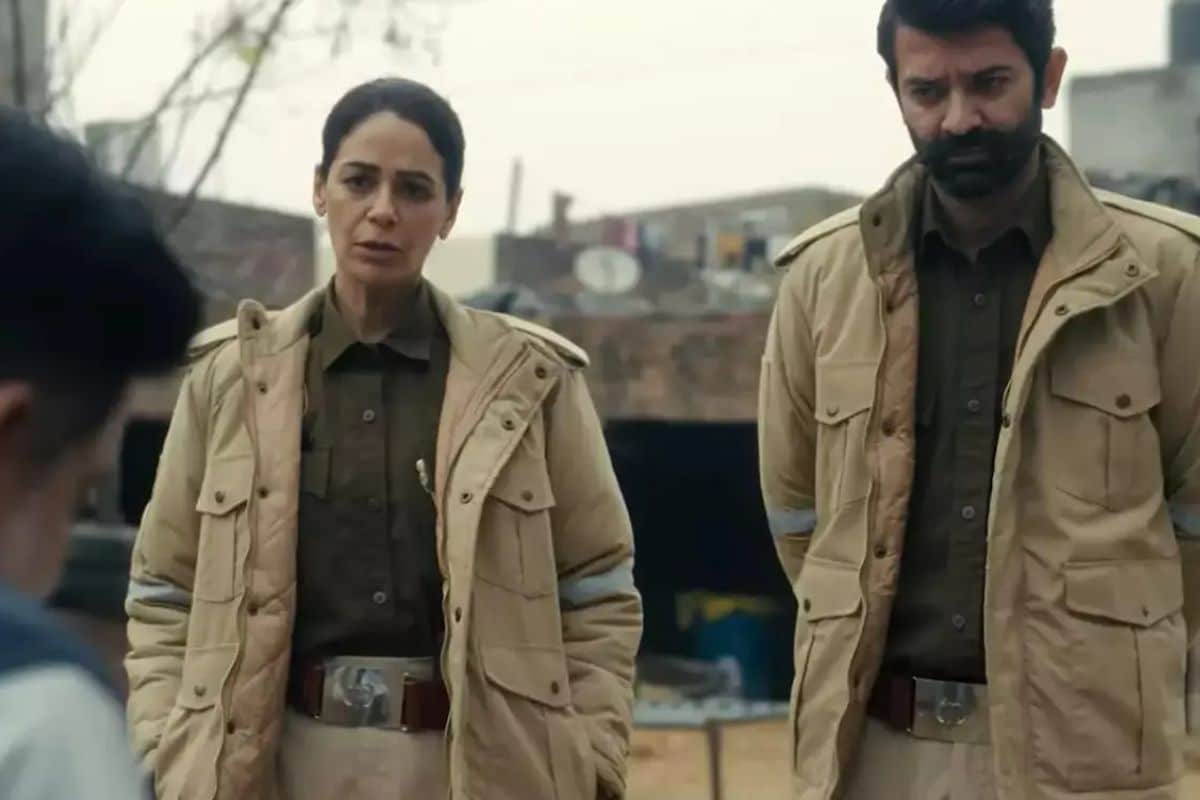 Deux policiers discutent dehors avec une personne.