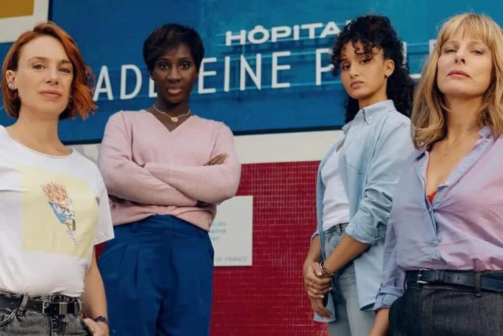 Personnes posant devant hôpital Madeleine Brunet.