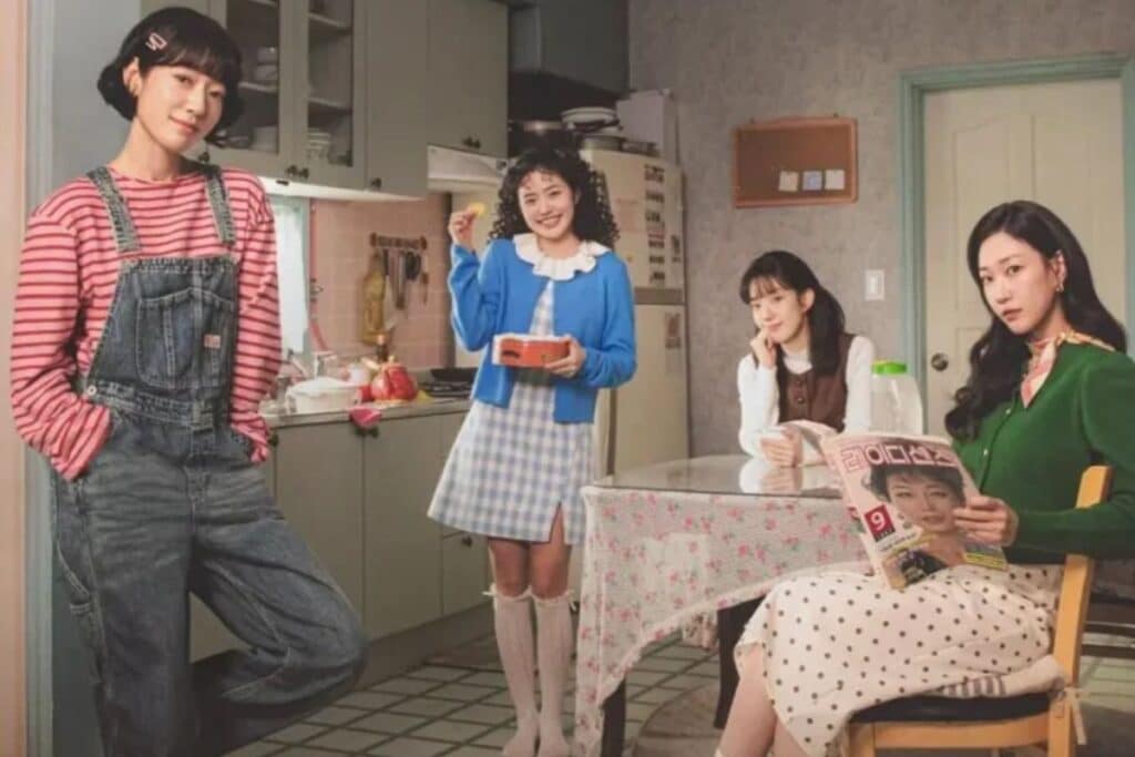 Quatre femmes assises et debout dans une cuisine.