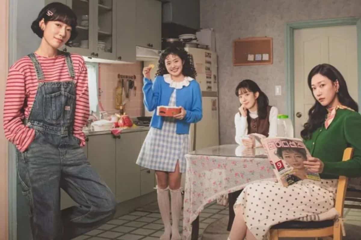 Quatre femmes assises et debout dans une cuisine.