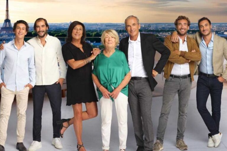 Groupe de personnes souriant à Paris.