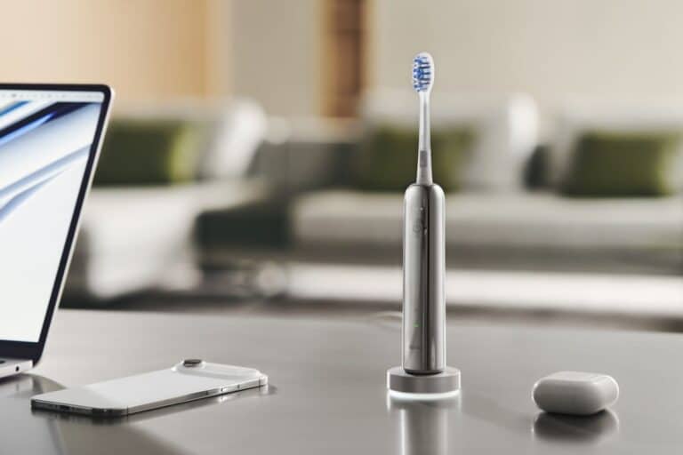 Brosse à dents électrique sur chargeur, bureau moderne.