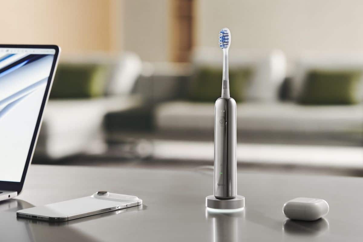 Brosse à dents électrique sur chargeur, bureau moderne.