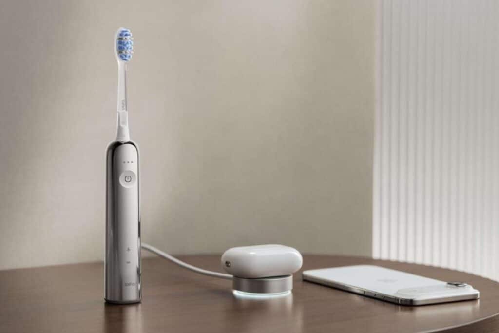 Brosse à dents électrique sur une table.