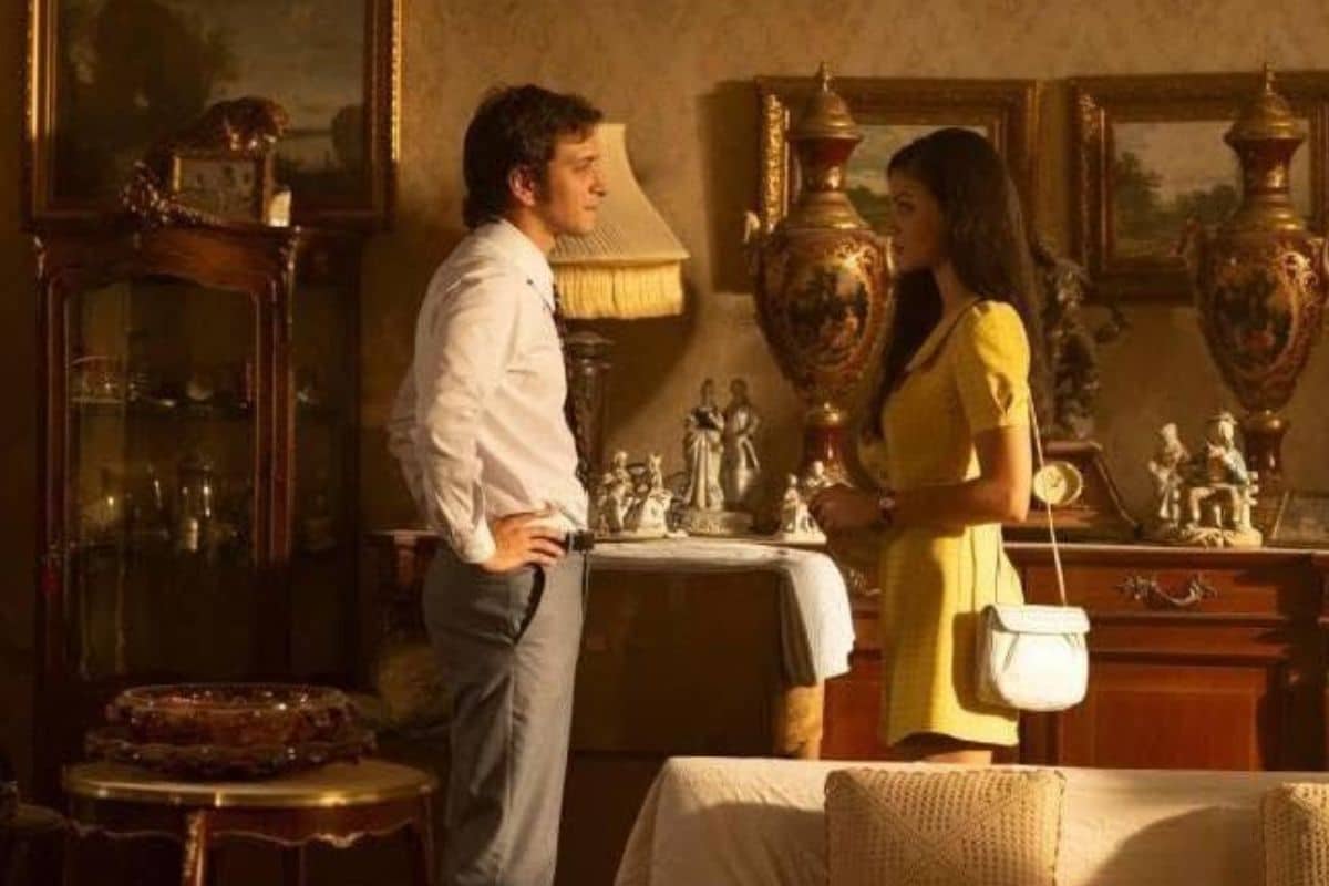 Deux personnes discutent dans une pièce décorée.