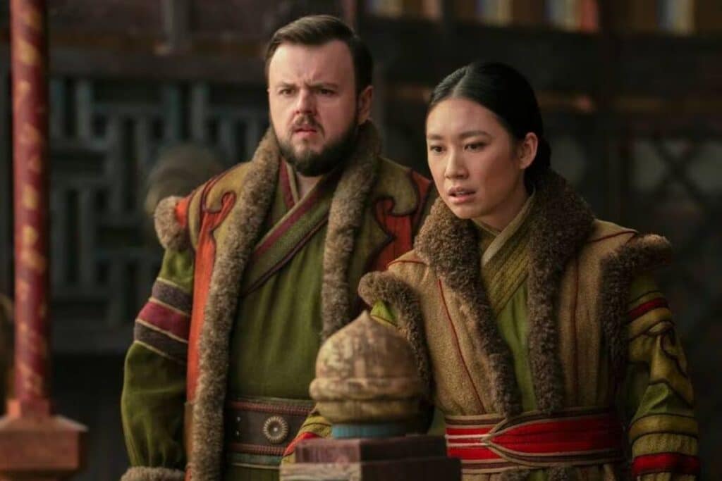 Deux personnes en vêtements médiévaux, préoccupées.