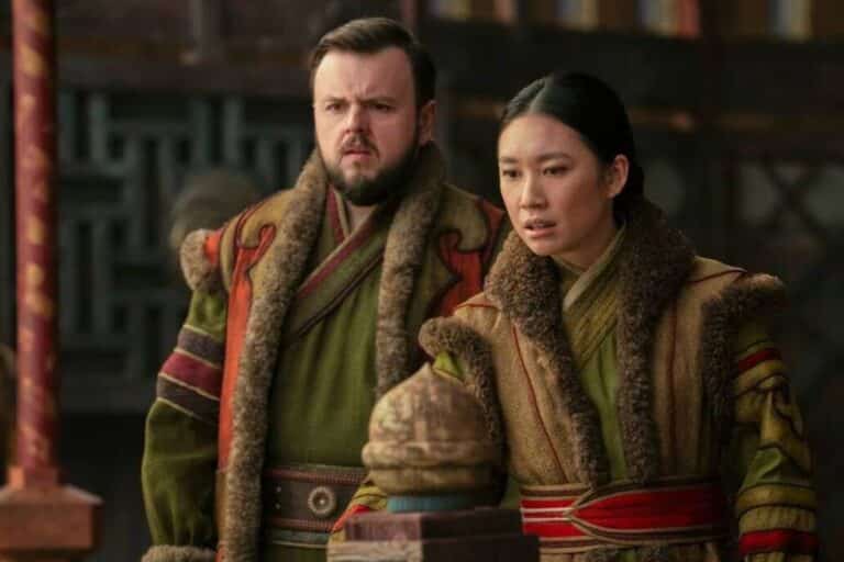 Deux personnes en vêtements médiévaux, préoccupées.