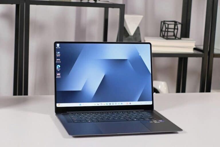 Ordinateur portable moderne sur un bureau.