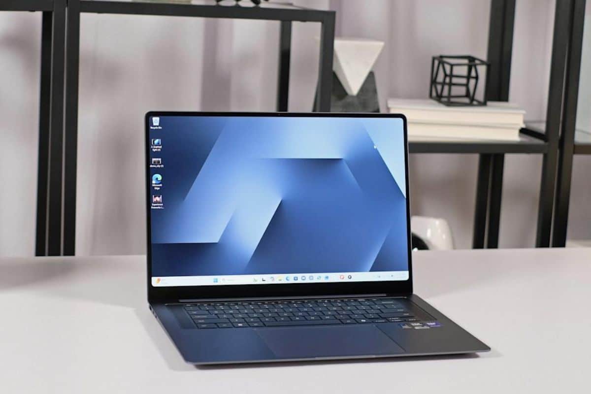 Ordinateur portable moderne sur un bureau.