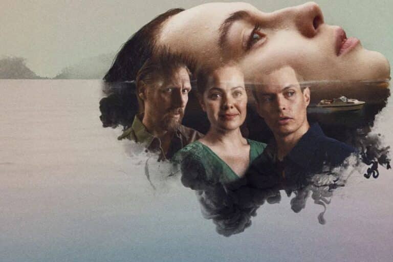 Visages artistiques superposés sur un paysage marin.