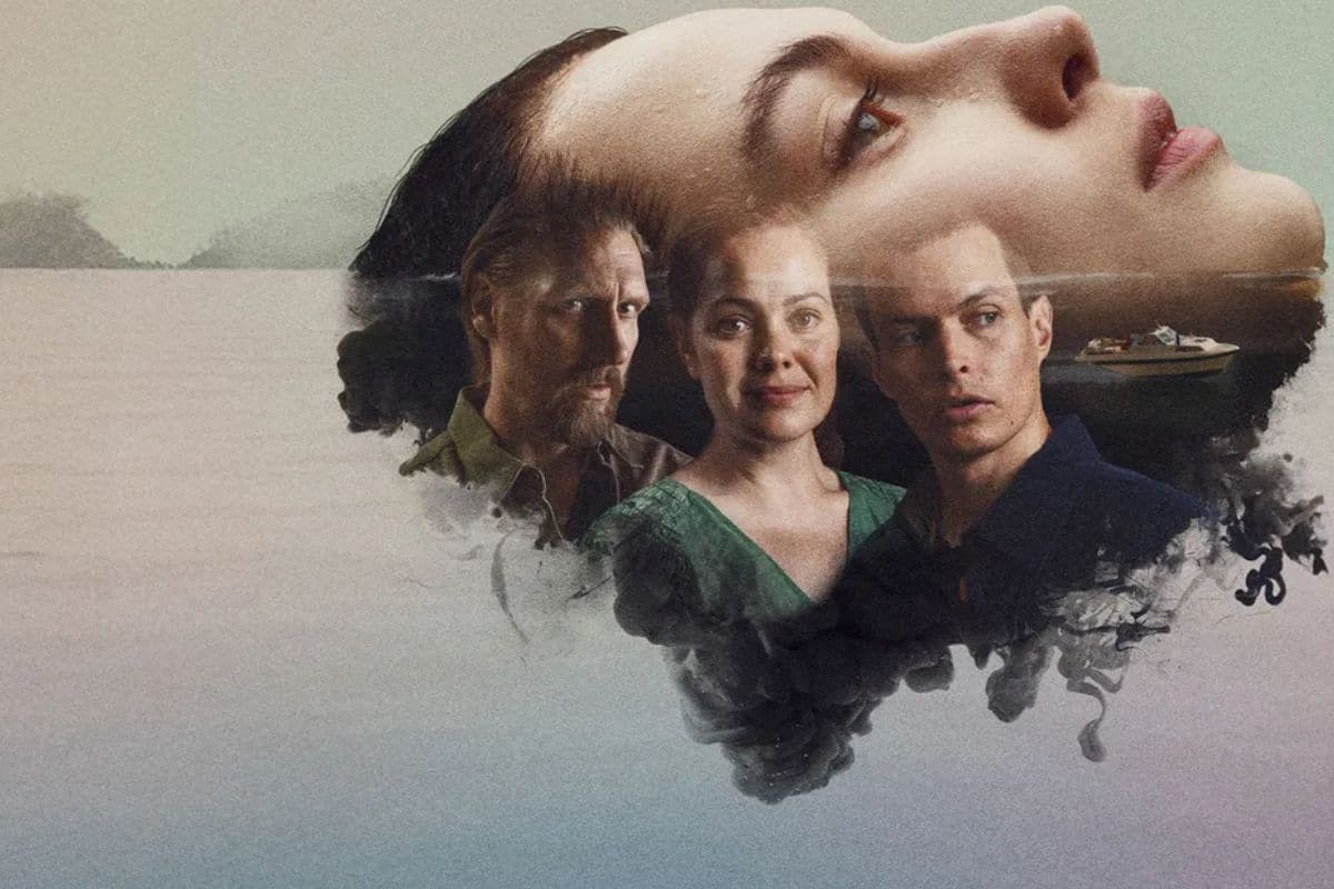 Visages artistiques superposés sur un paysage marin.