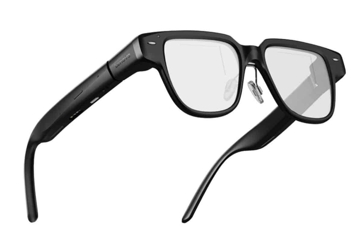 Lunettes noires avec technologie intégrée.