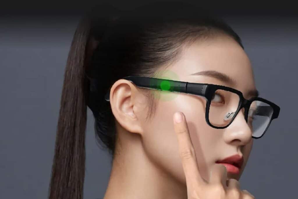 Femme avec lunettes intelligentes, technologie tactile.