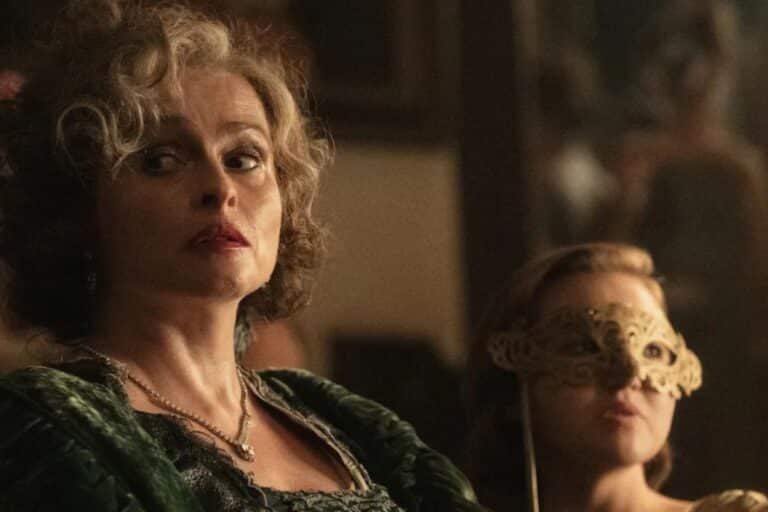 Femme regardant, enfant masqué à ses côtés.