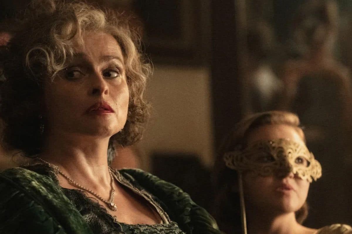 Femme regardant, enfant masqué à ses côtés.