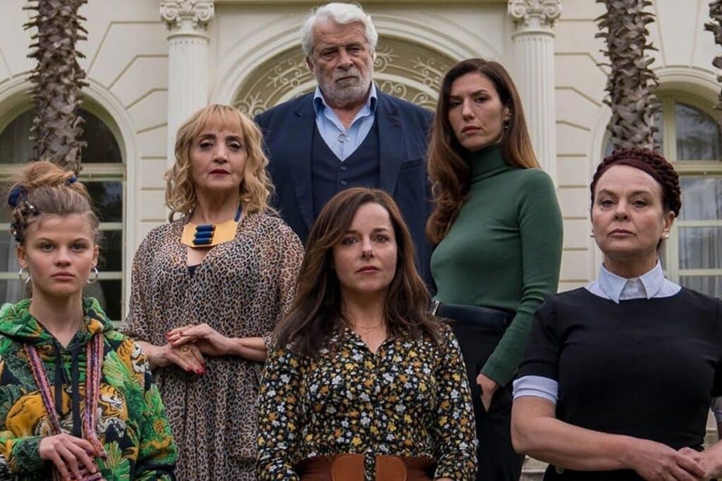 Groupe de personnes devant un bâtiment élégant.