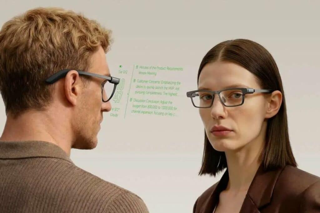 Personnes portant des lunettes intelligentes affichant des informations numériques.