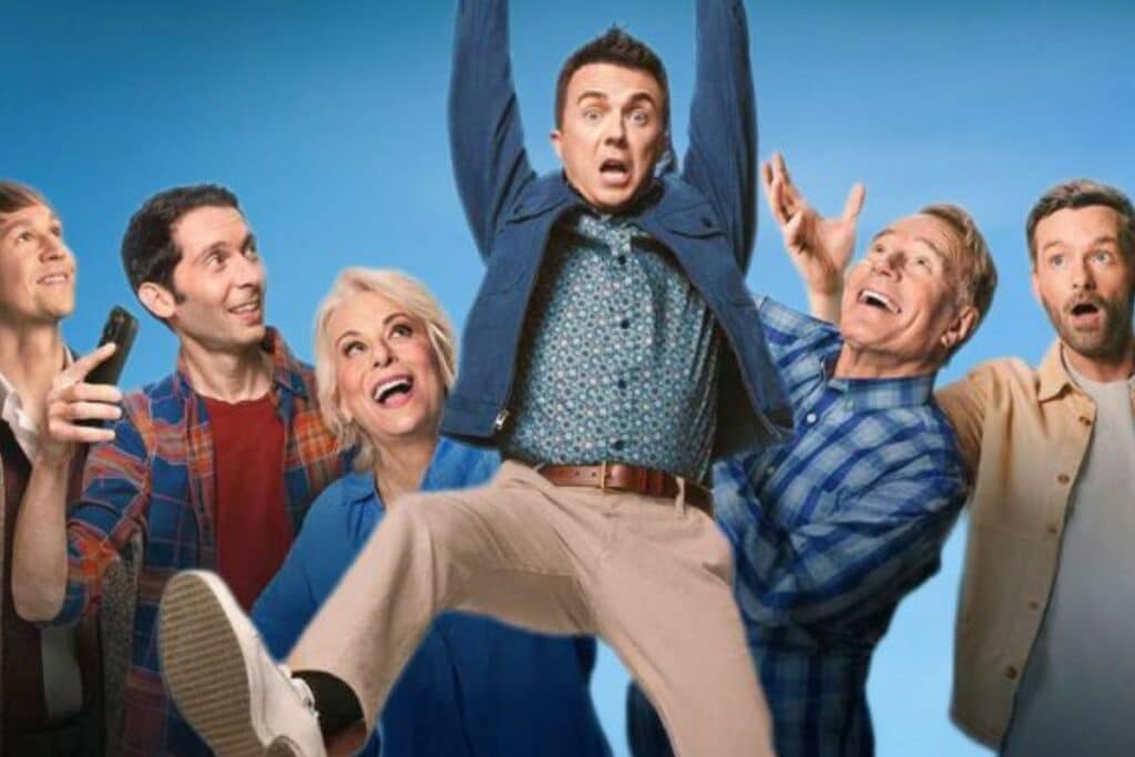 Groupe de personnes souriantes sur fond bleu.